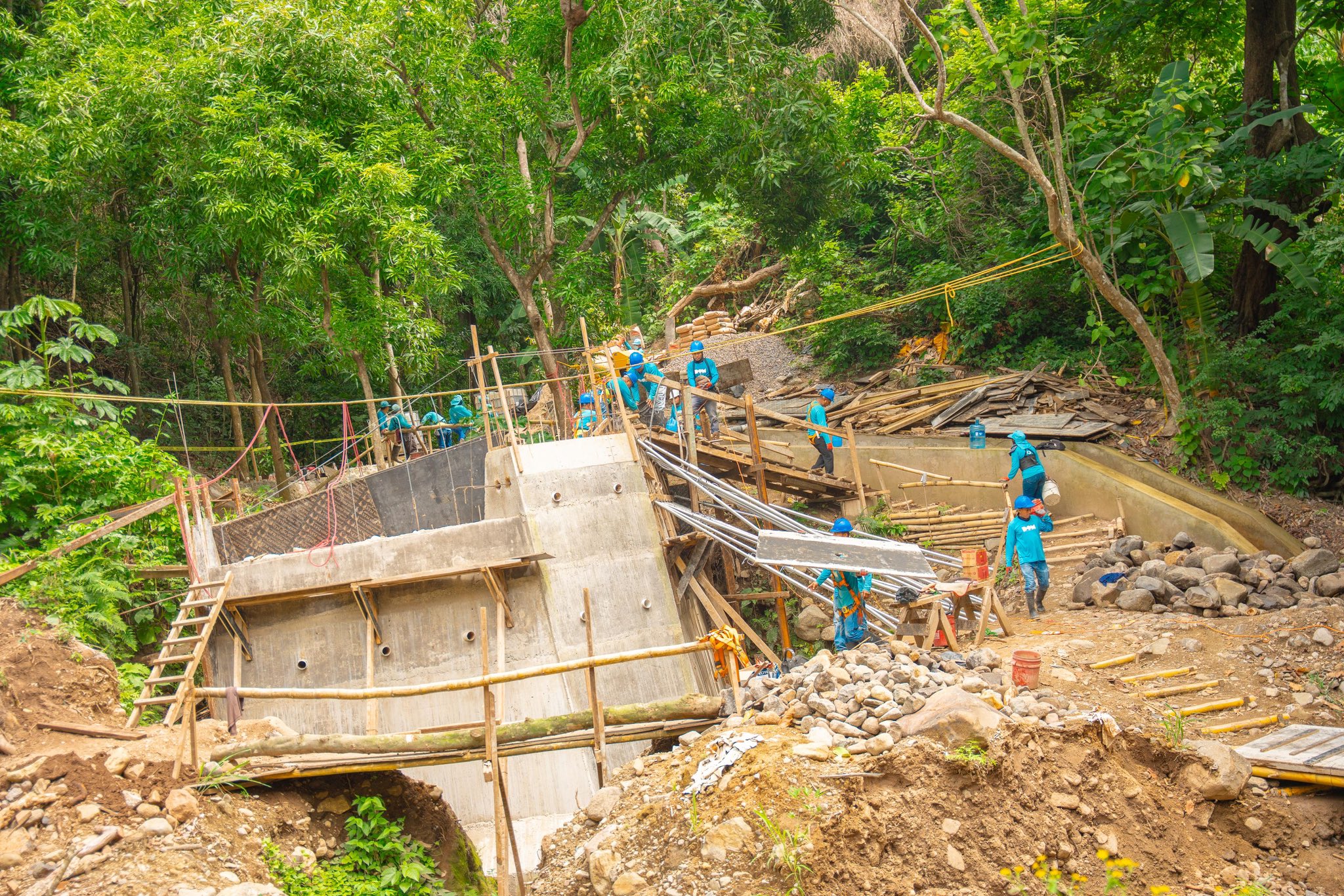 DOM avanza en la construcción de puente peatonal en Santa Cruz Loma dom-avanza-en-la-construccion-de-puente-peatonal-en-santa-cruz-loma